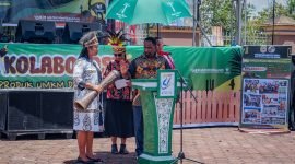Assisten II Sekretariat Daerah Kabupaten Mimika, Willem Naa, memukul tifa sebagai tanda dibukanya festival produk UMKM dan pameran budaya hasil kerajinan lokal. (Foto: Galeri Papua/Endy Langobelen)