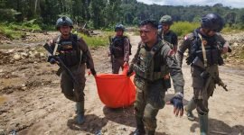 Aparat mengevakuasi korban pekerja tambang ilegal yang diserang KKB di Yahukimo. (Foto: Istimewa/Satgas Humas Damai Cartenz 2023)