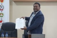 Ketua Tim Formatur sekaligus Ketua Harian KONI Kabupaten Mimika, Simon Kasamol, saat menunjukkan SK kepengurusan KONI Mimika masa bakti 2023-2027. (Foto: Galeri Papua/Endy Langobelen)