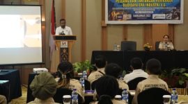 Staf Ahli Bupati Bidang Hukum, Politik dan Pemerintahan Kabupaten Mimika, Septinus Timang, saat membawakan sambutan. (Foto: Galeri Papua/Endy Langobelen)