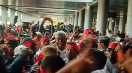 Johannes Rettob dikerumuni para pendukung dan simpatisan di Bandara Moses Kilangin, Timika, Papua Tengah, Kamis (19/10/2023). (Foto: Galeri Papua/Endy Langobelen)