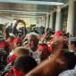 Johannes Rettob dikerumuni para pendukung dan simpatisan di Bandara Moses Kilangin, Timika, Papua Tengah, Kamis (19/10/2023). (Foto: Galeri Papua/Endy Langobelen)