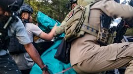 Aparat gabungan TNI-Polri saat mengevakuasi jenazah korban penyerangan KKB di Kampung Erogama, Distrik Omukia, Kabupaten Puncak. (Foto: Istimewa/Satgas Humas Damai Cartenz 2023)