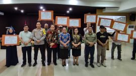 Foto bersama usai penyerahan uang ganti rugi pengadaan tanah untuk venue olahraga aeromodelling di Kampung Ninabua, Distrik Mimika Baru, Mimika, Papua Tengah. (Foto: Galeri Papua/Endy Langobelen)