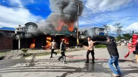Kebakaran menimpa enak unit ruko di Jalan Irian, Wamena, Kabupaten Jayawijaya, Papua Pegunungan, Jumat (20/102/2023) siang. (Foto: Istimewa/Humas Polres Jayawijaya)