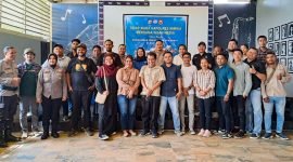 Foto bersama pihak Polres Mimika dengan sejumlah wartawan dalam kegiatan tatap muka guna mewujudkan Pemilu aman dan damai di Kabupaten Mimika, Senin (23/10/2023). (Foto: Istimewa/Salmawati Bakri)