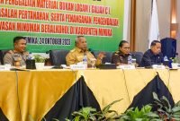 Bupati Mimika, Eltinus Omaleng, saat menyampaikan arahan dalam rapat koordinasi di Hotel Swiss Belinn, Jalan Cenderawasih, Timika, Papua Tengah, Selasa (24/10/2023). (Foto: Galeri Papua/Endy Langobelen)