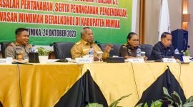 Bupati Mimika, Eltinus Omaleng, saat menyampaikan arahan dalam rapat koordinasi di Hotel Swiss Belinn, Jalan Cenderawasih, Timika, Papua Tengah, Selasa (24/10/2023). (Foto: Galeri Papua/Endy Langobelen)