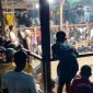 Tampak aktivitas perjudian sabung ayam di KM 10, Kampung Kadun Jaya, Distrik Mimika Timur, Kabupaten Mimika, Papua Tengah, pada Minggu (22/10/2023) malam. (Foto: Galeri Papua/Endy Langobelen)