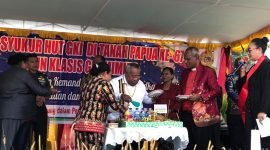 Bupati Mimika, Eltinus Omaleng, menghadiri pada perayaan HUT GKI ke-67 yang diselenggarakan jemaat GKI Klasis Mimika. (Foto: Istimewa)