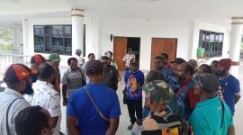 Ketua DPRD Mimika, Anton Bukaleng, menerima rombongan FPHS saat tiba di Gedung DPRD Mimika. (Foto: Galeri Papua/Jefri Manehat)