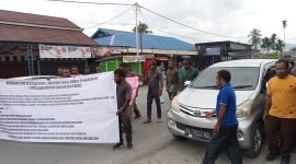 Masyarakat menggelar aksi di depan Kantor KPU Provinsi Papua Tengah, Jumat (27/10/2023). (Foto: Istimewa)