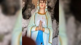 Patung Bunda Maria yang dirusak oknum umat Katolik di Gua Maria belakang Gereja Katedral Tiga Raja, Timika, Papua Tengah, Jumat (27/10/2023). (Foto: Istimewa) 