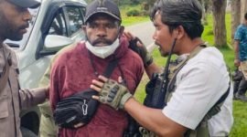 JW alias NW, pelaku DPO kasus pembunuhan aktivis perempuan dan anak Papua, Michele Kurisi Doga, saat ditangkap polisi. (Foto: Istimewa/Satgas Humas Damai Cartenz 2023)