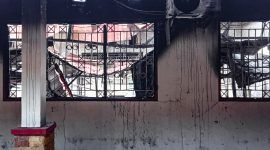 Tampak gedung asrama putra SD Sentra Pendidikan hangus terbakar. (Foto: Galeri Papua/Jefri Manehat)