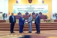 Bupati Mimika, Eltinus Omaleng, didampingi Pj Sekda Mimika, Robert Mayaut, menyerahkan dokumen Ranperda kepada Ketua DPRD Mimika, Anton Bukaleng didampingi Wakil Ketua I DPRD Mimika, Aleks Tsenawatme. (Foto: Galeri Papua/Jefri Manehat)