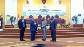 Bupati Mimika, Eltinus Omaleng, didampingi Pj Sekda Mimika, Robert Mayaut, menyerahkan dokumen Ranperda kepada Ketua DPRD Mimika, Anton Bukaleng didampingi Wakil Ketua I DPRD Mimika, Aleks Tsenawatme. (Foto: Galeri Papua/Jefri Manehat)