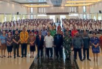 Foto bersama Bupati Mimika, Eltinus Omaleng, didampingi Kepala BKPSDM Mimika, Drs. Ananias Faot juga pimpinan OPD, dan peserta diklat prajabatan dan orientasi. (Foto: Galeri Papua/Jefri Manehat)