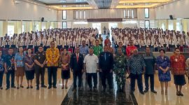 Foto bersama Bupati Mimika, Eltinus Omaleng, didampingi Kepala BKPSDM Mimika, Drs. Ananias Faot juga pimpinan OPD, dan peserta diklat prajabatan dan orientasi. (Foto: Galeri Papua/Jefri Manehat)