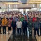 Foto bersama Bupati Mimika, Eltinus Omaleng, didampingi Kepala BKPSDM Mimika, Drs. Ananias Faot juga pimpinan OPD, dan peserta diklat prajabatan dan orientasi. (Foto: Galeri Papua/Jefri Manehat)