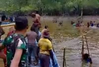 Keluarga, masyarakat, dan aparat saat melakukan pencarian terhadap korban Marlina Onawarin di Kali Pece Lama, Distrik Jita, Mimika, Papua Tengah.  (Foto: Istimewa/SAR Timika)