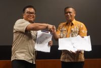 : Foto bersama Vice President Government Relation PTFI, Johnny Lingga, dan Kepala Dinas Kesehatan Kabupaten Mimika, Reynold Ubra, usai penandatanganan perjanjian kerja sama tentang pengoperasian RS Waa Banti di Rimba Papua Hotel, Timika, Papua Tengah, Kamis (2/11/2023). 