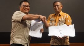 : Foto bersama Vice President Government Relation PTFI, Johnny Lingga, dan Kepala Dinas Kesehatan Kabupaten Mimika, Reynold Ubra, usai penandatanganan perjanjian kerja sama tentang pengoperasian RS Waa Banti di Rimba Papua Hotel, Timika, Papua Tengah, Kamis (2/11/2023). 
