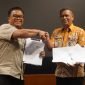 : Foto bersama Vice President Government Relation PTFI, Johnny Lingga, dan Kepala Dinas Kesehatan Kabupaten Mimika, Reynold Ubra, usai penandatanganan perjanjian kerja sama tentang pengoperasian RS Waa Banti di Rimba Papua Hotel, Timika, Papua Tengah, Kamis (2/11/2023). 