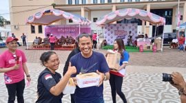 Salah seorang dari unsur Forkopimda yang hadir menyerahkan hadiah kepada para pemenang lomba pada event Bright Gas Fest 2023 di pelataran Graha Eme Neme Yauware, Sabtu (4/11/2023). (Foto: Galeri Papua/Moh. Wahyu Welerubun)