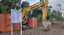 Proses penggusuran untuk pembangunan jalan dari Bundaran Petrosea menuju Bandar Udara Mozes Kilangin, Timika, Papua Tengah. (Foto: Galeri Papua/Moh. Wahyu Welerubun)