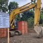 Proses penggusuran untuk pembangunan jalan dari Bundaran Petrosea menuju Bandar Udara Mozes Kilangin, Timika, Papua Tengah. (Foto: Galeri Papua/Moh. Wahyu Welerubun)