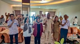 Foto bersama pada pembukaan FGD D3TLH dan RPPLH, di Ballroom Hotel Horison Ultima, Jalan Hasanuddin, Timika, Papua Tengah, Senin (6/11/2023). (Foto: Galeri Papua/Endy Langobelen)