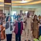Foto bersama pada pembukaan FGD D3TLH dan RPPLH, di Ballroom Hotel Horison Ultima, Jalan Hasanuddin, Timika, Papua Tengah, Senin (6/11/2023). (Foto: Galeri Papua/Endy Langobelen)