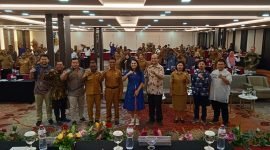 Foto bersama pada pembukaan kegiatan FGD, di Ballroom Hotel Horison Diana, Timika, Papua Tengah, Senin (6/11/2023). (Foto: Galeri Papua/Moh. Wahyu Welerubun)
