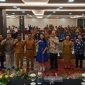 Foto bersama pada pembukaan kegiatan FGD, di Ballroom Hotel Horison Diana, Timika, Papua Tengah, Senin (6/11/2023). (Foto: Galeri Papua/Moh. Wahyu Welerubun)