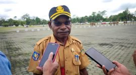 Pelaksana Tugas Kepala Dinas Komunikasi dan Informatika Kabupaten Mimika, Albertus Tsolme. (Foto: Galeri Papua/Endy Langobelen)