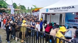 Ribuan pencari kerja di Mimika mengantre untuk melakukan registrasi dalam kegiatan Exhibition and Job Fair, Selasa (7/11/2023). (Foto: Galeri Papua/Moh. Wahyu Welerubun)