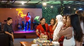 The Topas saat direservasi untuk acara perayaan ulang tahun. (Foto: Galeri Papua/Moh. Wahyu Welerubun)