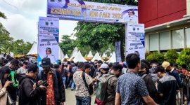 Ribuan pencari kerja memadati pembukaan kegiatan Exhibition and Job Fair yang digelar oleh Pemerintah Provinsi Papua Tengah di halaman Hotel Horison Ultima, Jalan Hasanuddin, Timika, Selasa (7/11/2023). (Foto: Galeri Papua/Endy Langobelen)