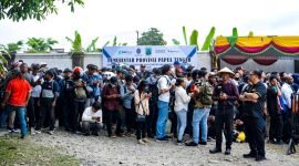 Antrean panjang pencari kerja pada event Exibition and Job Fair di halaman Hotel Horison Ultima Timika, Selasa (7/11/2023). (Foto: Galeri Papua/Moh. Wahyu Welerubun).