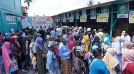 Warga saat Berdesak-desakan di depan stan-stan komoditas pasar murah, di halaman kantor PCNU Mimika, Jalan Pattimura, Kelurahan Inauga, Distrik Wania, Kabupaten Mimika, Papua Tengah, Rabu (8/11/2023). (Foto: Galeri Papua/Moh. Wahyu Welerubun)