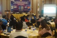 Kepala Disdukcapil Kabupaten Mimika, Slamet Sutejo, saat memaparkan materi sosialisasi. (Foto: Galeri Papua/Moh. Wahyu Welerubun)