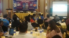 Kepala Disdukcapil Kabupaten Mimika, Slamet Sutejo, saat memaparkan materi sosialisasi. (Foto: Galeri Papua/Moh. Wahyu Welerubun)