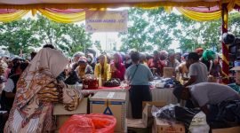Warga saat memadati salah satu stan pada pelaksanaan pasar murah di pelataran Graha Eme Neme Yauware, Timika, Papua Tengah, Jumat (10/11/2023). (Foto: Galeri Papua/Moh. Wahyu Welerubun)