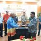 Penyerahan secara simbolis NPHD oleh Asisten II Bidang Ekonomi dan Pembangunan, Willem Naa, kepada Pelaksana Tugas, Ketua KPU Kabupaten Mimika, Laurensius Minipko. (Foto: Galeri Papua/Endy Langobelen).