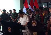 Menteri Pertahanan RI, Prabowo Subianto, menandatangani prasasti dalam peresmian Rumah Sakit Tk IV Timika Kesdam XVII Cenderawasih. (Foto: Galeri Papua/Jefri Manehat)