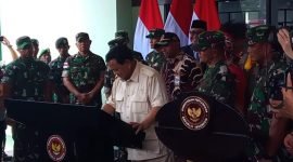Menteri Pertahanan RI, Prabowo Subianto, menandatangani prasasti dalam peresmian Rumah Sakit Tk IV Timika Kesdam XVII Cenderawasih. (Foto: Galeri Papua/Jefri Manehat)