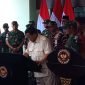 Menteri Pertahanan RI, Prabowo Subianto, menandatangani prasasti dalam peresmian Rumah Sakit Tk IV Timika Kesdam XVII Cenderawasih. (Foto: Galeri Papua/Jefri Manehat)