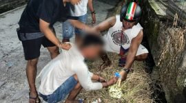 Tim Satresnarkoba Polres Mimika bersama pelaku di lokasi penyimpanan sabu di Jalan Budi Utomo, Timika, Papua Tengah. (Foto: Istimewa/Humas Polres Mimika)