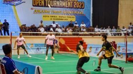 Pertandingan pertama dalam Kejuaraan badminton Eltinus Omaleng Open Tournament 2023, Minggu (12/11/2023) malam. (Foto: Galeri Papua/Endy Langobelen)